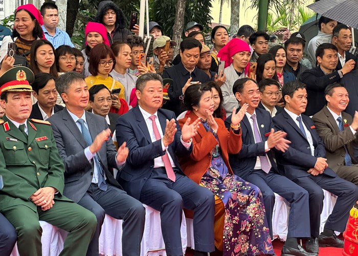 Chùa Hương khai hội Xuân 2024, tôn vinh nét đẹp văn hóa truyền thống - Anh 2