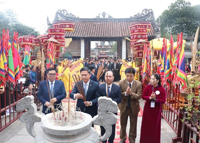 Lễ hội Cổ Loa Xuân Giáp Thìn thu hút hàng ngàn du khách - Anh 1