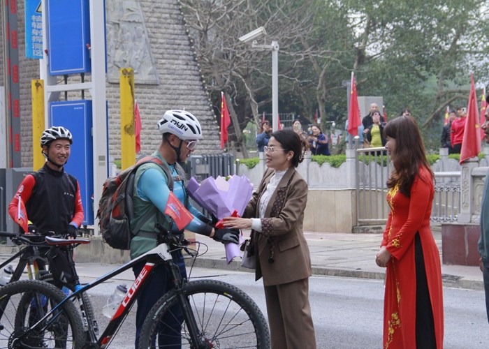 Hà Giang đón đoàn khách du lịch trải nghiệm bằng xe đạp từ Vân Nam (Trung Quốc) - Anh 3