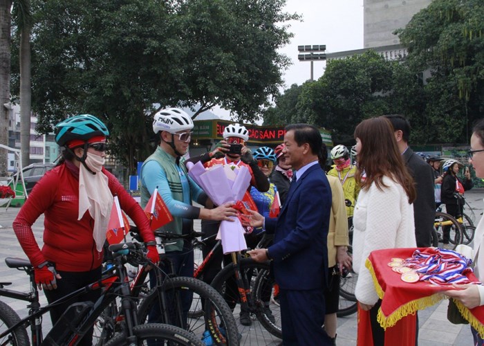 Hà Giang đón đoàn khách du lịch trải nghiệm bằng xe đạp từ Vân Nam (Trung Quốc) - Anh 1