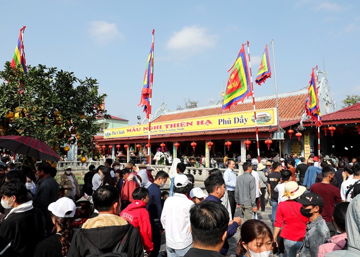 Chợ Viềng Xuân Giáp Thìn 2024 đông đúc người tới 