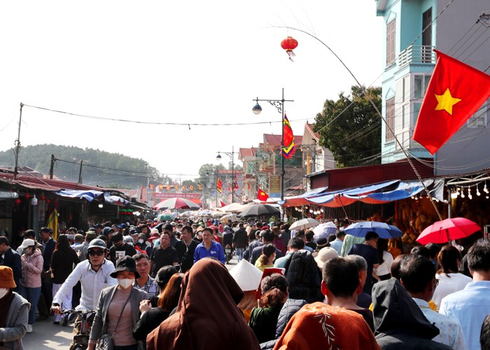 Chợ Viềng Xuân Giáp Thìn 2024 đông đúc người tới 