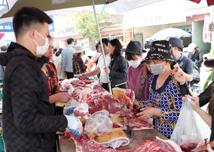 Chợ Viềng Xuân Giáp Thìn 2024 đông đúc người tới 