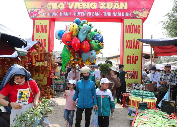 Chợ Viềng Xuân Giáp Thìn 2024 đông đúc người tới 