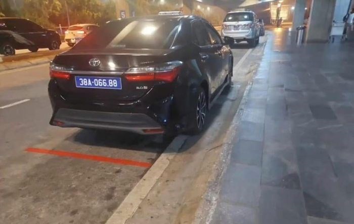 Kiểm điểm Chủ tịch Hội Phụ nữ tỉnh Hà Tĩnh dùng xe công đón người thân ở sân bay - Anh 1