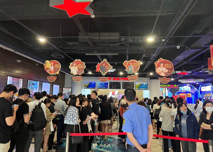 Chật rạp vì 
