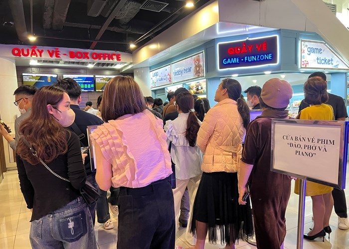 Chật rạp vì 