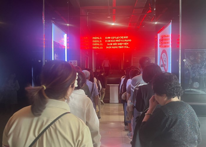 Chật rạp vì 