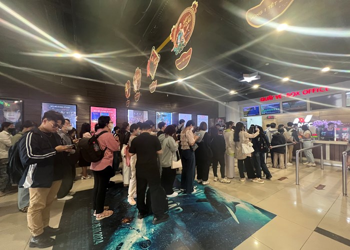 Chật rạp vì 