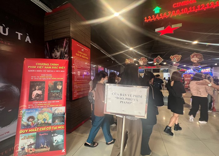 Chật rạp vì 