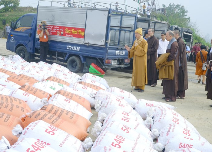 Phóng sinh hơn 12 tấn cá xuống sông Lam - Anh 2