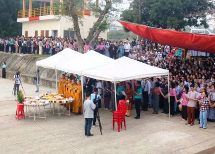 Phóng sinh hơn 12 tấn cá xuống sông Lam - Anh 1