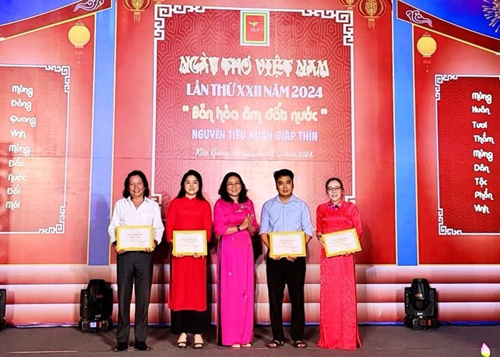 Kiên Giang trao giải cuộc thi thơ và ca khúc phổ thơ - Anh 2
