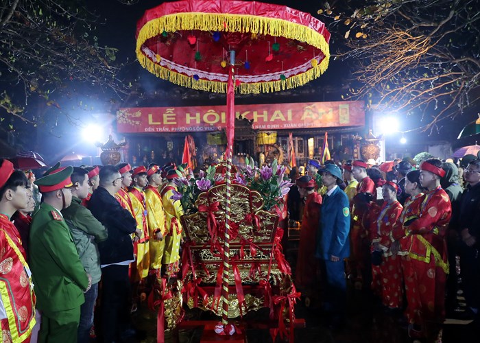 Du khách đội mưa đêm khai ấn Đền Trần - Anh 4