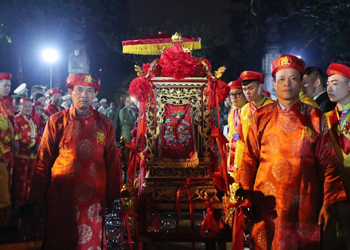 Du khách đội mưa đêm khai ấn Đền Trần - Anh 3