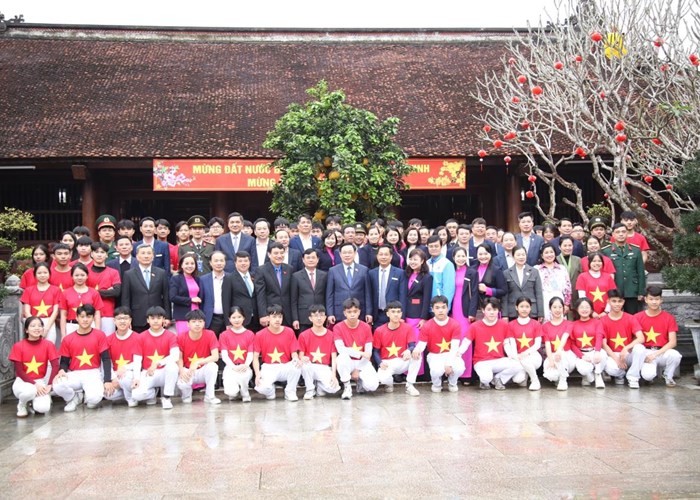 Chủ tịch Quốc hội dâng hương tại Khu di tích quốc gia đặc biệt Kim Liên - Anh 2