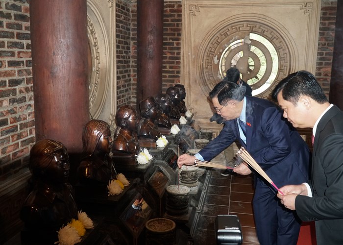 Chủ tịch Quốc hội dâng hương tại Khu di tích quốc gia đặc biệt Kim Liên - Anh 4