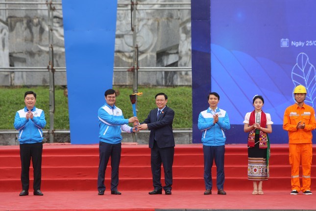 Chủ tịch Quốc hội dự Lễ khởi động Tháng Thanh niên và Tết trồng cây Xuân Giáp Thìn 2024 - Anh 2