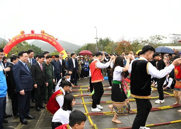 Chủ tịch Quốc hội dự Lễ khởi động Tháng Thanh niên và Tết trồng cây Xuân Giáp Thìn 2024 - Anh 4