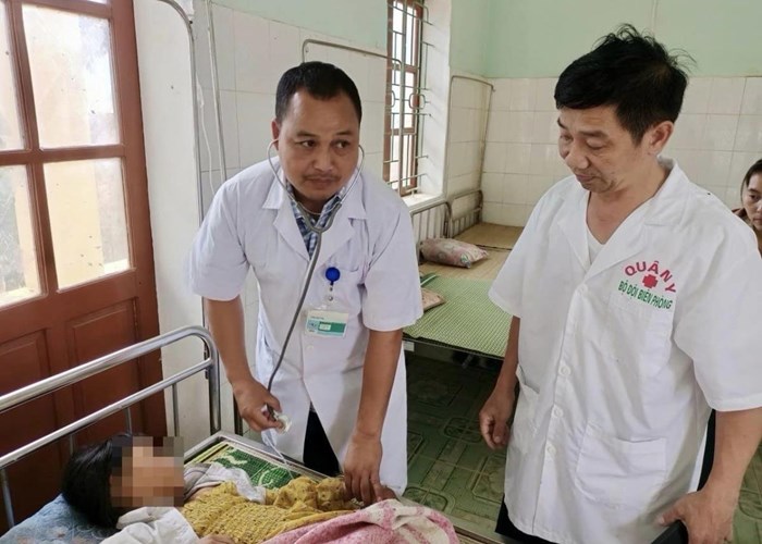 Thầy thuốc “quân hàm xanh” hết lòng với bà con vùng cao - Anh 3