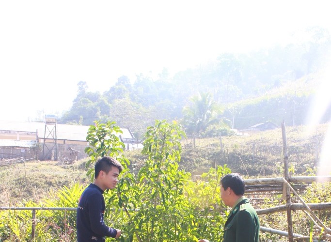 Thầy thuốc “quân hàm xanh” hết lòng với bà con vùng cao - Anh 1