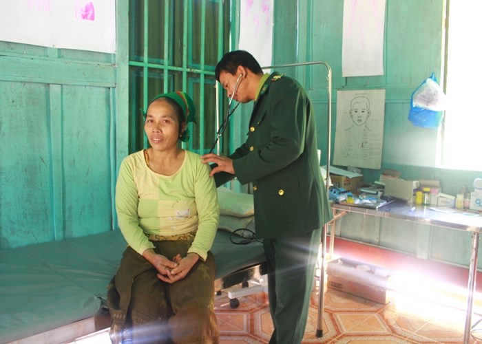 Thầy thuốc “quân hàm xanh” hết lòng với bà con vùng cao - Anh 2
