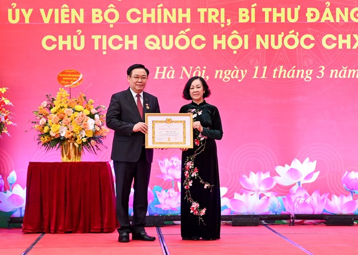 Trao Huy hiệu 40 năm tuổi Đảng tặng Chủ tịch Quốc hội Vương Đình Huệ - Anh 1