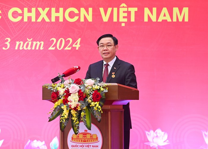 Trao Huy hiệu 40 năm tuổi Đảng tặng Chủ tịch Quốc hội Vương Đình Huệ - Anh 2