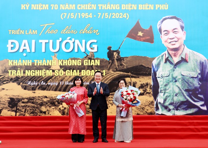 Ấn tượng triển lãm thơ diễn ca lịch sử “Theo dấu chân Đại tướng” - Anh 5