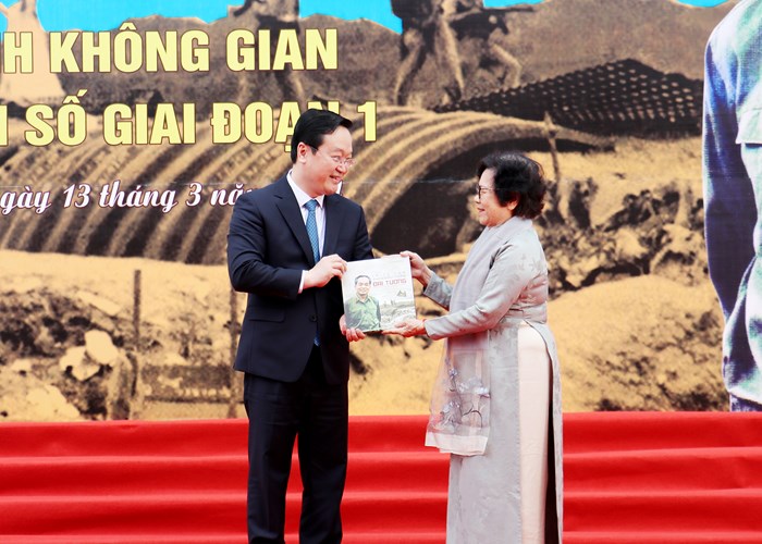 Ấn tượng triển lãm thơ diễn ca lịch sử “Theo dấu chân Đại tướng” - Anh 4