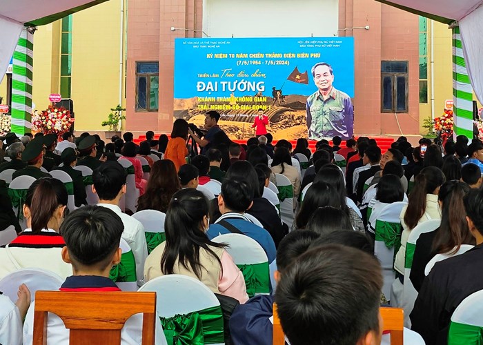 Ấn tượng triển lãm thơ diễn ca lịch sử “Theo dấu chân Đại tướng” - Anh 1