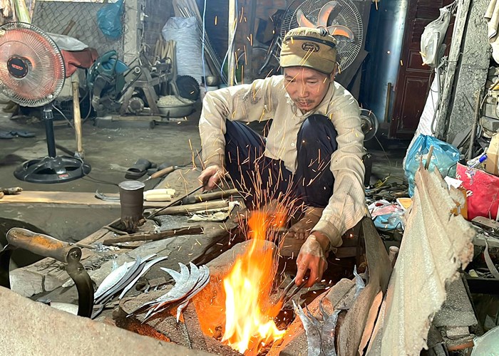 Làng rèn hơn 300 năm “đỏ lửa” bên dòng sông Trà - Anh 1