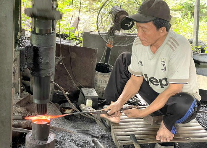 Làng rèn hơn 300 năm “đỏ lửa” bên dòng sông Trà - Anh 3