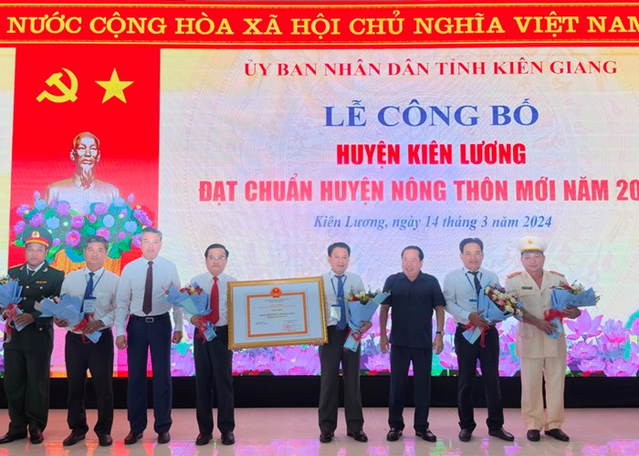 Kiên Giang thêm huyện đạt chuẩn nông thôn mới - Anh 1