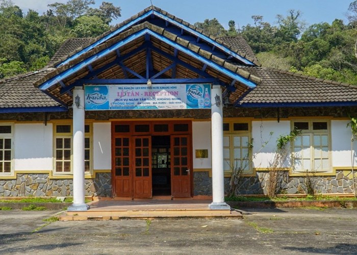 Khu du lịch suối nước khoáng bị lãng quên giữa đại ngàn - Anh 3
