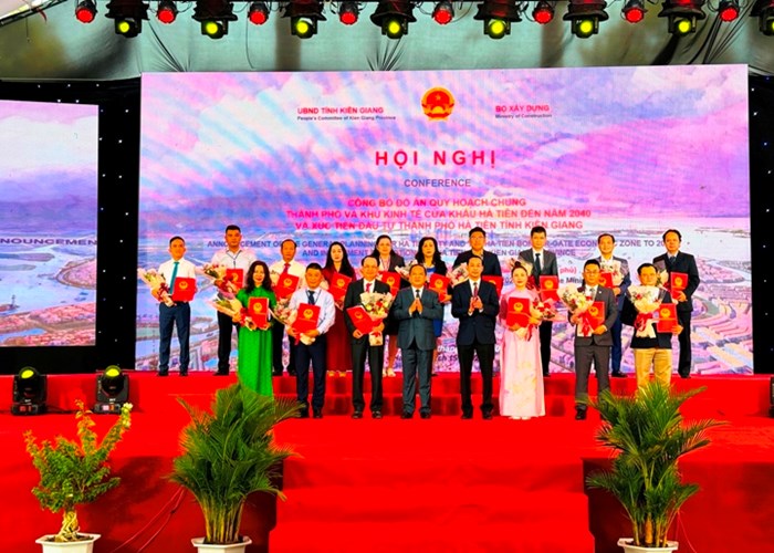 Trao 21 quyết định, biên bản ghi nhớ cho nhà đầu tư vào Hà Tiên - Anh 2