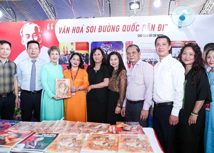 Trưởng ban Tuyên giáo Trung ương: Tiếp tục đẩy mạnh xây dựng cơ quan báo chí văn hóa và người làm báo văn hóa - Anh 9