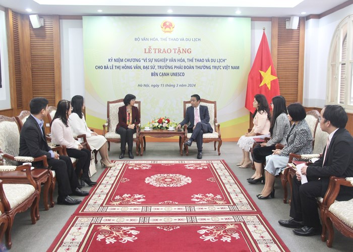 Trao Kỷ niệm chương “Vì sự nghiệp Văn hoá, Thể thao và Du lịch” cho nguyên Đại sứ Lê Thị Hồng Vân - Anh 2