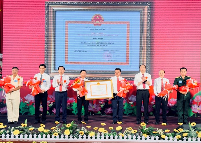 Kiên Giang công bố huyện thứ 7 đạt chuẩn nông thôn mới - Anh 1