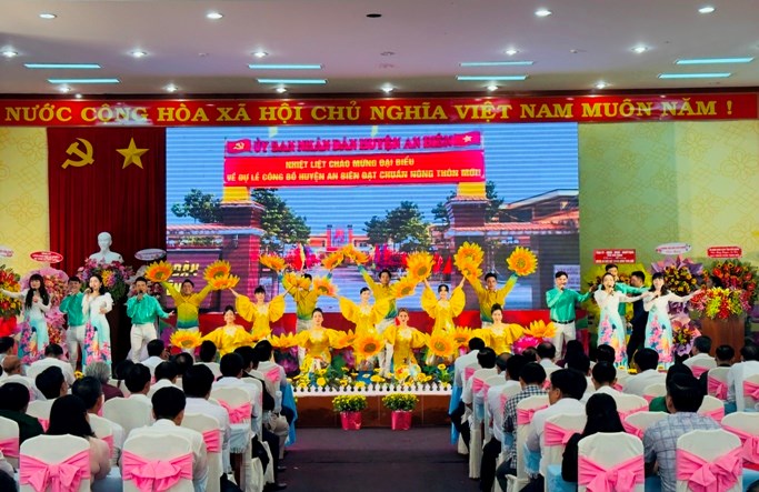 Kiên Giang công bố huyện thứ 7 đạt chuẩn nông thôn mới - Anh 2