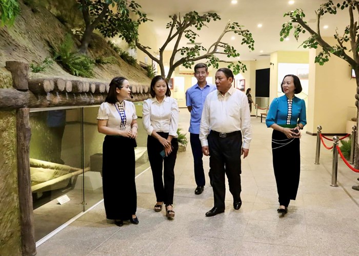 Bộ trưởng Nguyễn Văn Hùng tham quan Bảo tàng Chiến thắng lịch sử Điện Biên Phủ - Anh 2