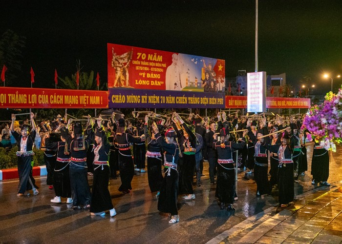 Ruc ro sac mau van hoa cac dan toc noi vung cao Muong Ang - Anh 1