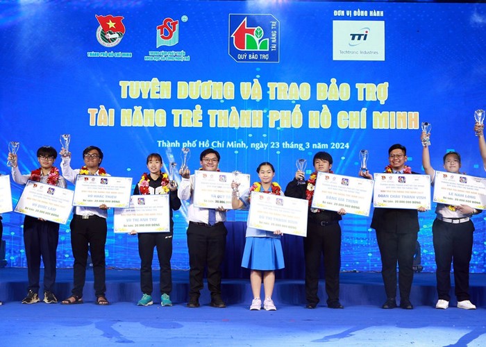 TP.HCM: Tuyên dương và trao bảo trợ 10 tài năng trẻ trong các lĩnh vực - Anh 1