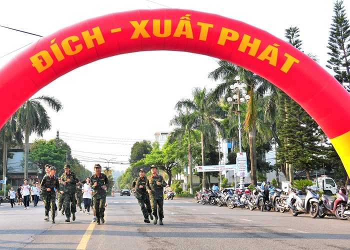 Quảng Ngãi: Gần 2.000 người tham gia Ngày chạy Olympic vì sức khỏe toàn dân - Anh 2
