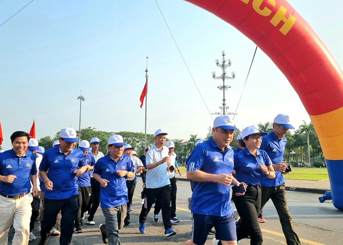 Quảng Ngãi: Gần 2.000 người tham gia Ngày chạy Olympic vì sức khỏe toàn dân - Anh 1