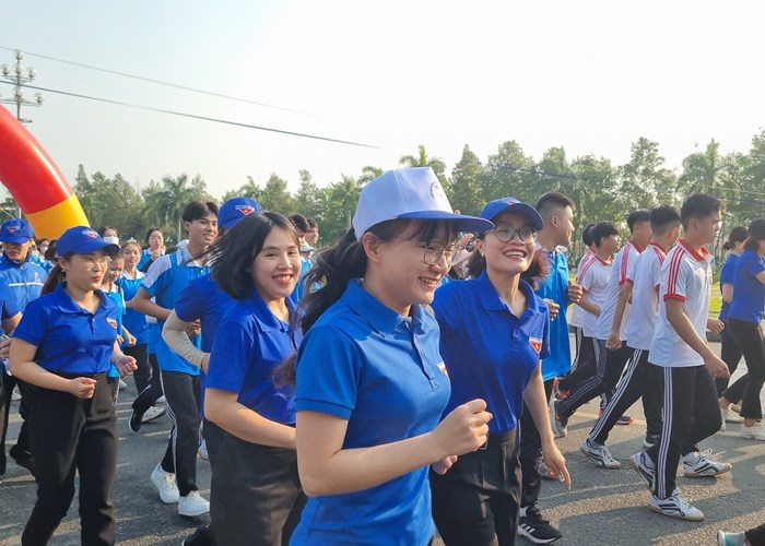Quảng Ngãi: Gần 2.000 người tham gia Ngày chạy Olympic vì sức khỏe toàn dân - Anh 3