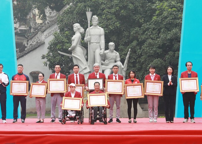 4.500 người tham gia chương trình Vinh quang Thể thao Việt Nam, phát động Giải chạy Báo Hà Nội Mới mở rộng - Anh 3