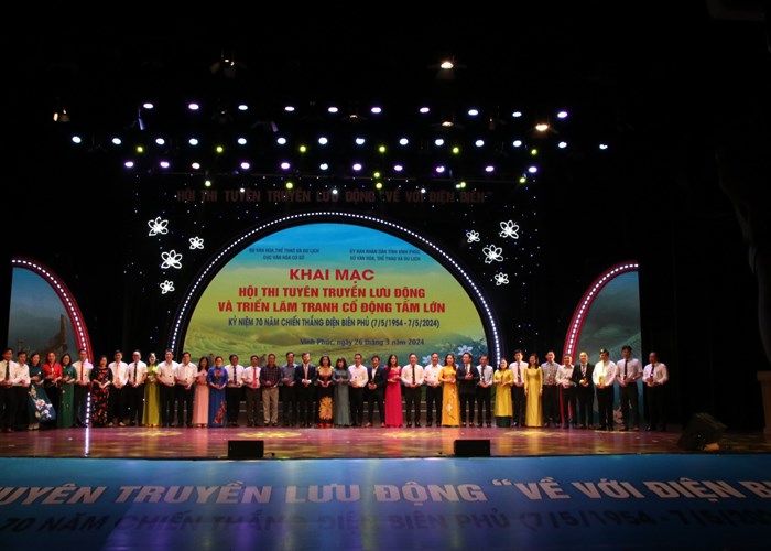 Khai mạc Hội thi Tuyên truyền lưu động “Về với Điện Biên” - Anh 1