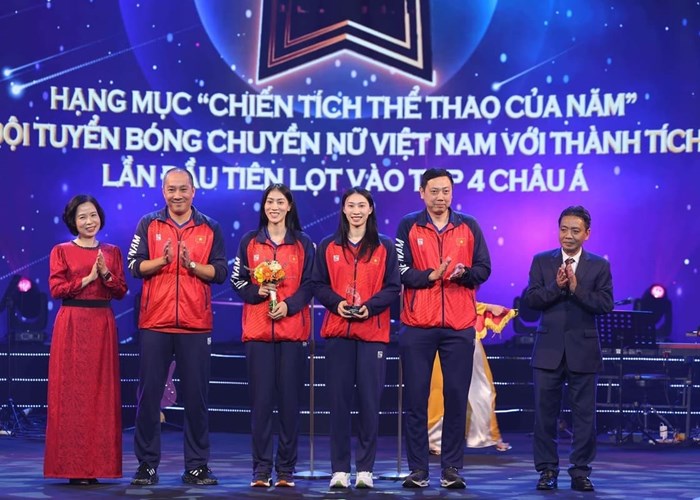 Đội tuyển Bóng chuyền nữ VN nhận Giải Cống hiến 2024 - Anh 1