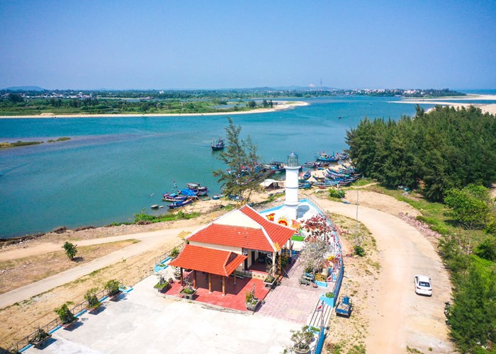 Du khách tham quan, check in ngôi miếu hình con tàu ở xã biển Đức Lợi - Anh 3